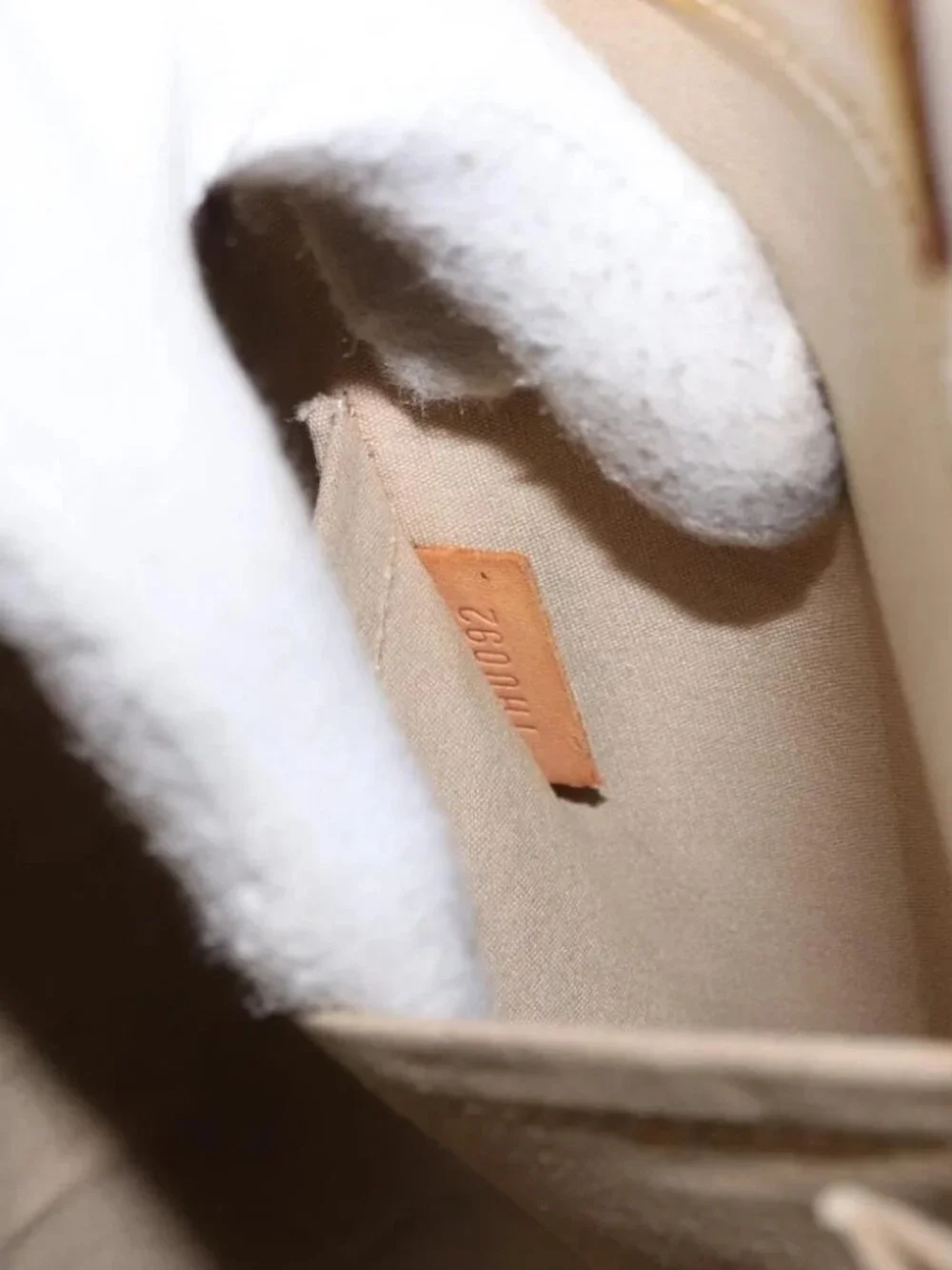 LOUIS VUITTON Monogram Vernis Reade MM Hand Bag Beige - Picture 15 of 16